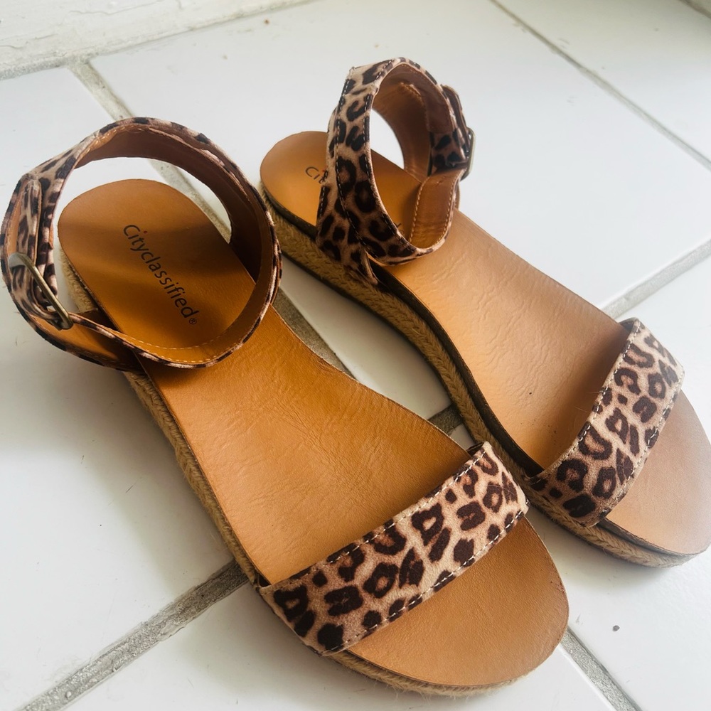 “City Classified”Leopard Print Sandals